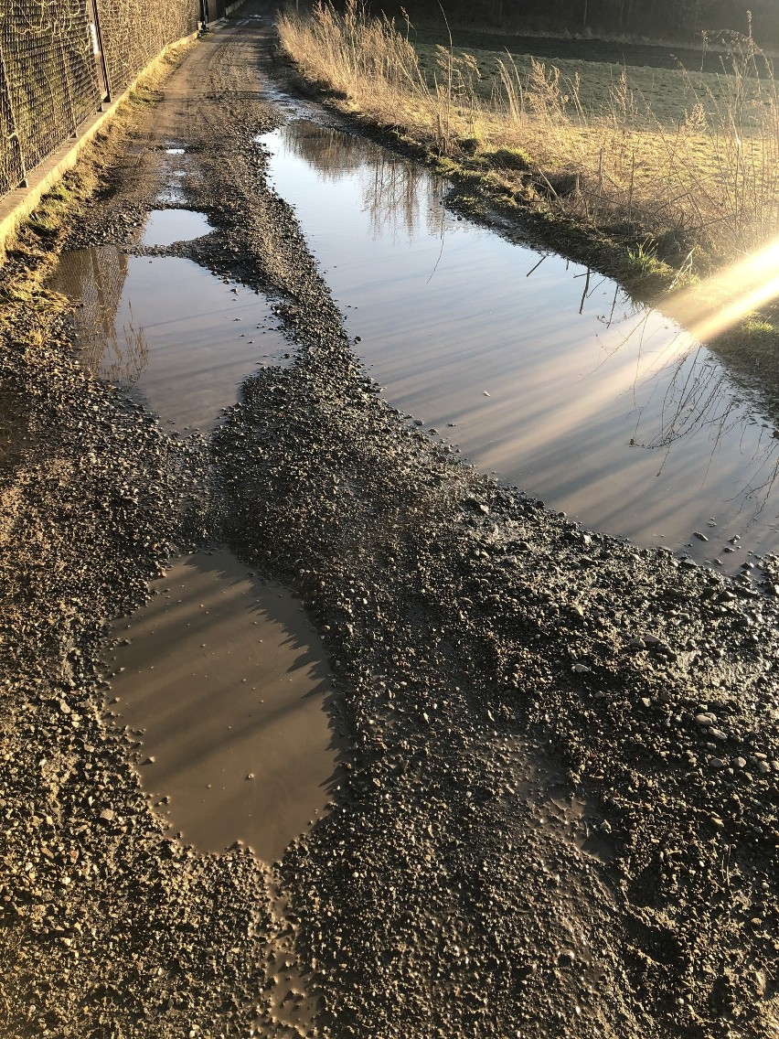 Po zimie wiele dróg w gminie Wieliczka jest w stanie wręcz...