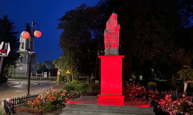 Pomnik Ofiar Pacyfikacji w Skalbmierzu został podświetlony na czerwono.