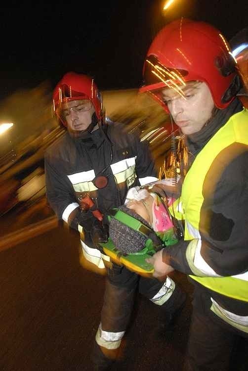 Wraki samochodów , pedzące na sygnale wozy strazaków i...