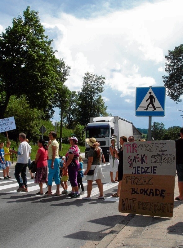 Mieszkańcy Gąsek protestowali przedwczoraj przez dwie godziny. Chodzili po pasach. Kolejną akcję zapowiadają na sierpień