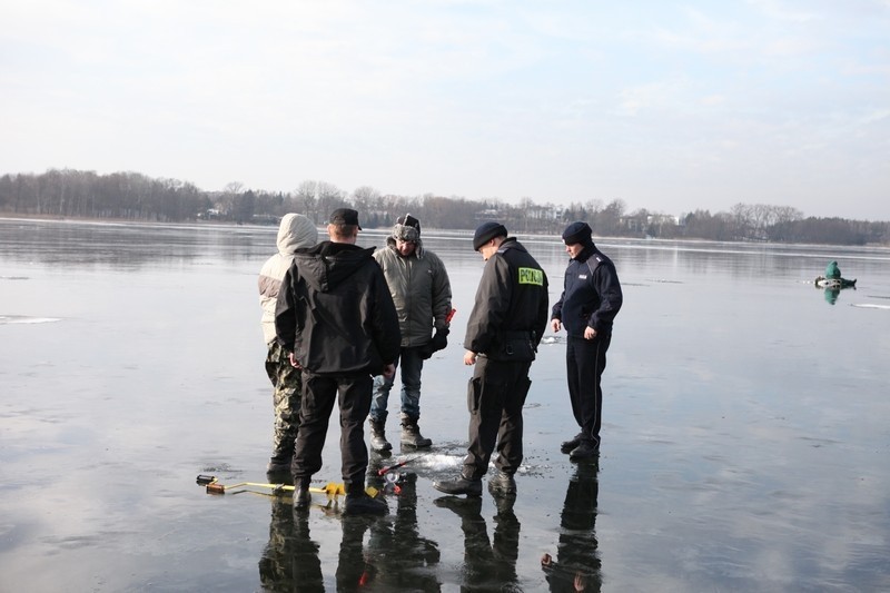 Ferie zimowe w Poznaniu: Policjanci sprawdzali zamarznięte...