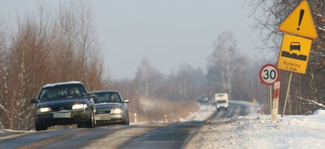 Na przebudowę czeka dwukilometrowy odcinek drogi relacji Tarnobrzeg - Stalowa Wola, która wskutek szkód górniczych i nasilonego ruchu, znajduje się w fatalnym stanie.