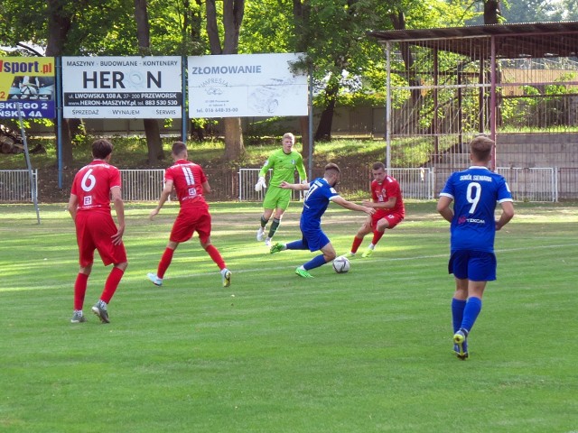 Orzeł Przeworsk (czerwone stroje) przegrał z Texom Sokół Sieniawa w 2 rundzie regionalnego Pucharu Polski.