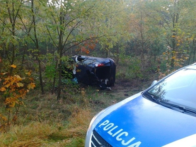 ford na prostym odcinku zjechał z drogi i wjechał do lasu. Trzy osoby zostały ranne. Auto prowadził pijany kierowca.