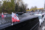 Marsz Niepodległości w Katowicach. Policja kontroluje auta z flagami na samochodowej demonstracji w centrum