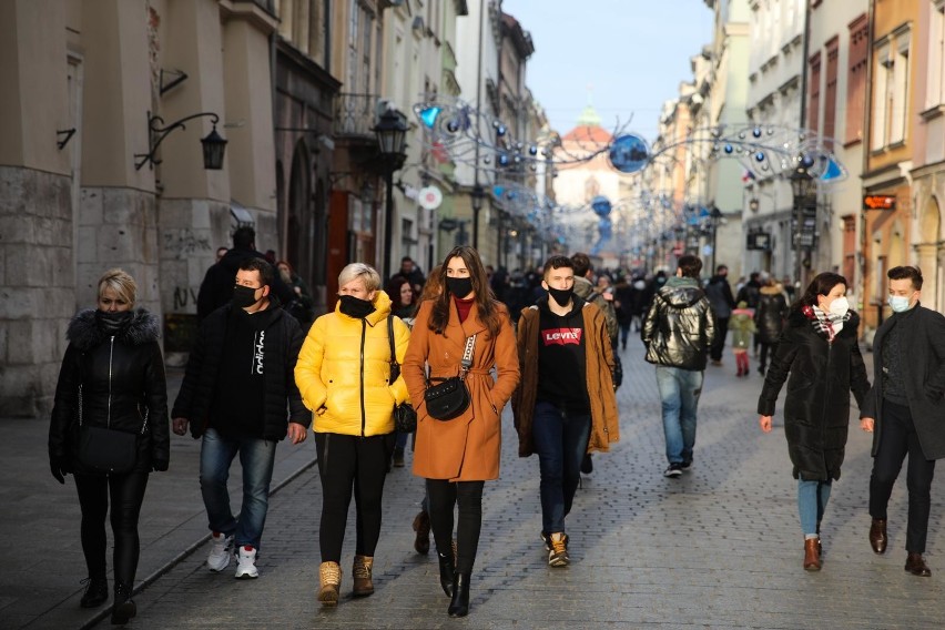 Kraków. Mieszkańcy wolny weekend wykorzystali na spacery po Starym Mieście i bulwarach [ZDJĘCIA]
