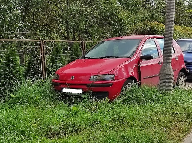 Wracamy do tematu wraków na ulicach Torunia. Krótko po publikacji naszego artykułu dotyczącego porzuconych aut, które szpecą miasto i zabierają cenne miejsca parkingowe, Wydział Gospodarki Komunalnej opublikował w Biuletynie Informacji Publicznej zamówienie. Tylko do 3 września magistrat czeka na oferty od firm chętnych do usuwania wraków. A tych na ulicach Torunia nie brakuje. Po publikacji naszego tekstu otrzymaliśmy od Czytelników kolejne zdjęcia porzuconych aut. Kiedy zajmie się nimi miasto? Niestety, jak się okazuje, to wcale nie taka prosta sprawa.