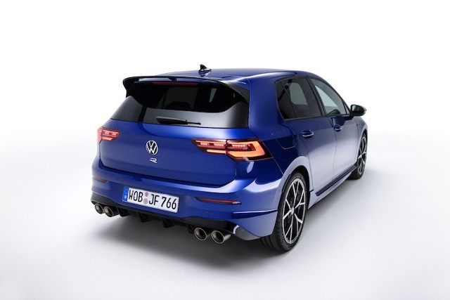 Volkswagen Golf R Volkswagen rozszerzy ofertę usportowionych wersji Golfa ósmej generacji – po premierze odmian GTI, GTE i GTD przyszedł czas na premierę topowego modelu: nowego Golfa R. Dwulitrowy silnik najmocniejszego Golfa osiąga maksymalną moc 235 kW (320 KM) i generuje maksymalny moment obrotowy o wartości 420 Nm, który seryjnie jest przekazywany na cztery koła.Fot. Volkswagen