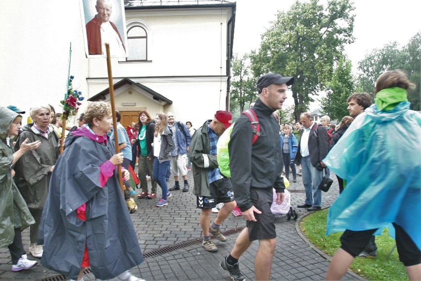 Wyruszyła 25. Piesza Pielgrzymka Diecezji Bielsko-Żywieckiej na Jasną Górę 2016 [ZDJĘCIA]