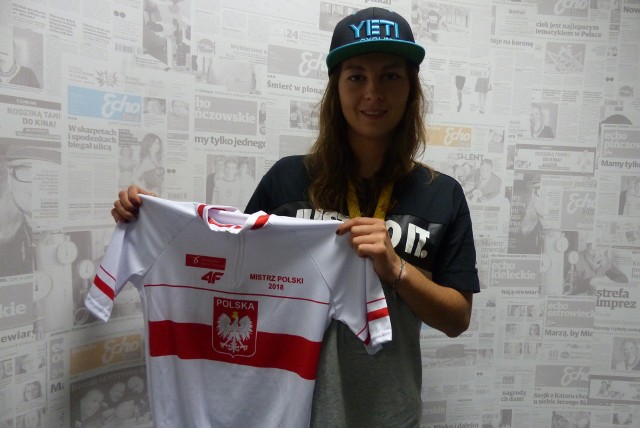 Katarzyna Burek z Kielc z koszulką mistrza Polski wywalczoną w enduro MTB w elicie kobiet