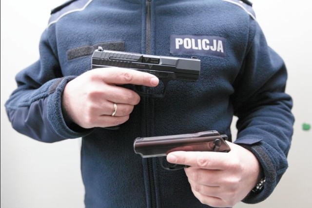Polscy policjanci w pracy używają teraz głównie pistoletów m.in. walther P-99 (u góry), jednak w ich zasobach nie brakuje też starych P-64 (u dołu).
