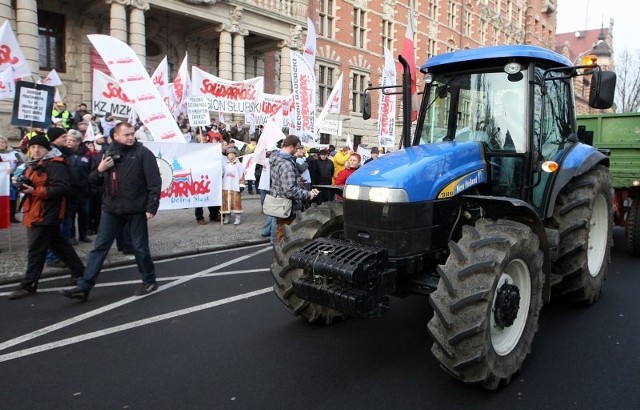 Mimo argumentów Roberta Zborowskiego z oddziału ANR w Szczecinie, rolnicy kontynuują protest w Szczecinie. Okupują siedzibę ANR, a ciągniki stoją na Wałach Chrobrego. 