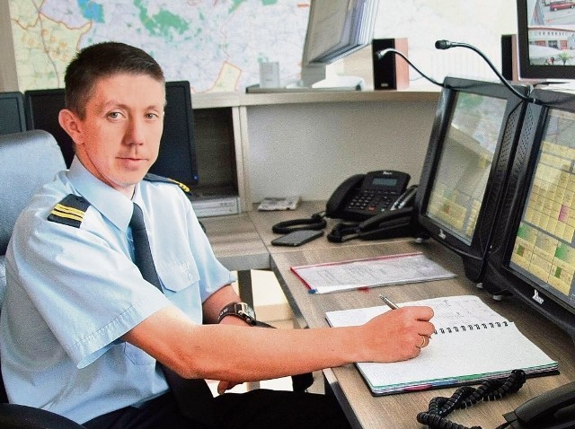 Piotr Witkowski, dyżurny straży pożarnej w Wąbrzeźnie przez sześć minut instruował, jak przywrócić oddech i tętno nieprzytomnemu mężczyźnie. Dzięki temu 33-latek ma szanse na to, aby przeżyć.