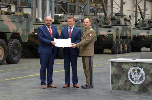 Od lewej prezes HSW Bartłomiej Zając, minister obrony Mariusz Błaszczak i  szef inspektoratu uzbrojenia generał brygady Dariusz Pluta