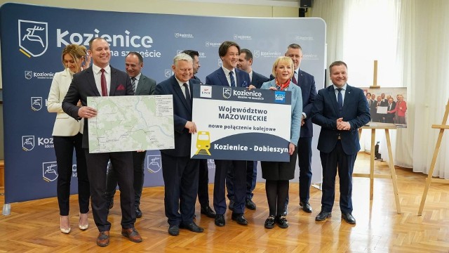Samorządowcy i parlamentarzyści zaprezentowali plakat i mapę nowego połączenia kolejowego.
