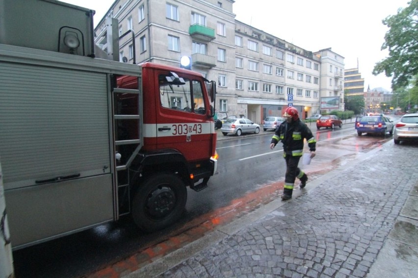 Wrocław: Wypadek na Podwalu. Kobieta straciła panowanie nad oplem i wjechała na chodnik (ZDJĘCIA)