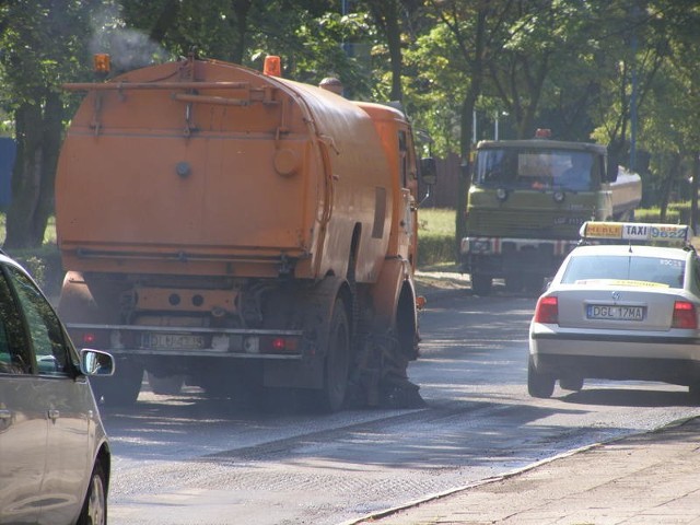 Wczoraj zatłoczona ul. Wojska Polskiego była myta przez polewaczkę, żeby nowa warstwa asfaltu dobrze się trzymała.