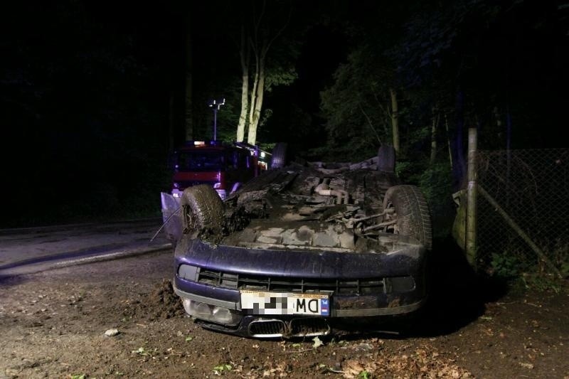 Wrocław: Wypadek na Marszowickiej. BMW dachowało (ZDJĘCIA)