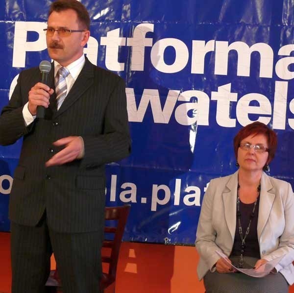 Tomasz Adamczyk prezentuje swój program na konwencji wyborczej.