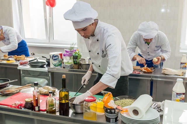 Uczniowie szkół gastronomicznych musieli przygotować dowolne danie z polędwicy wieprzowej, wykorzystując polskie afrodyzjaki, takie jak miód, salsefia czy lubczyk