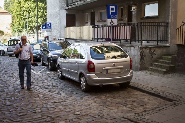 Koperta na ulicy Przyrzecze utrudnia mieszkańcom parkowanie samochodów 