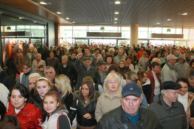 Tłumy na ulicy Tuwima w Słupsku. Tak niemal 13 lat temu, otwierano Galerię Handlową Słupsk