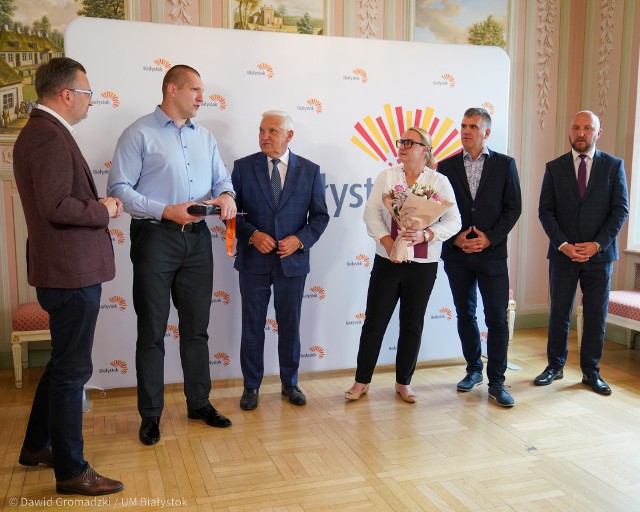 Prezydent Białegostoku Tadeusz Truskolaski pogratulował Wojciechowi Nowickiemu i jego trenerce Joannie Fiodorow wicemistrzostwa świata