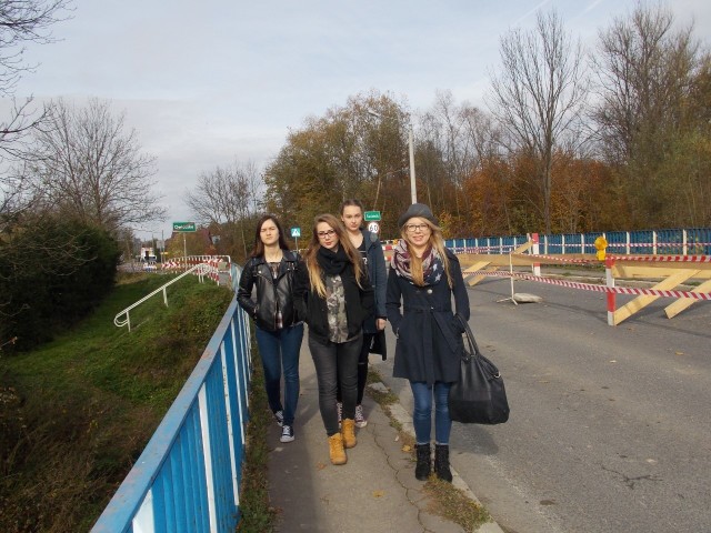 Magdalena Jabłońska (z prawej) codziennie dojeżdża z Łukowicy do Nowego Sącza do szkoły. - Od dwóch tygodni musimy wysiadać z autobusu, by piechotą pokonać most w Owieczce - żali się.