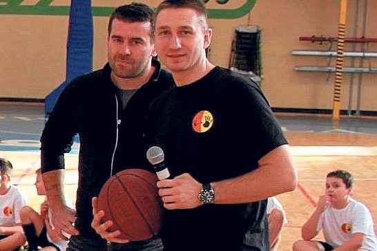 Rafał Partyka (z piłką), koszykarz Stali Stalowa Wola, prowadzi także zajęcia z dziećmi. Ostatnio organizował w grudniu imprezę w hali stalowowolskiego Miejskiego Ośrodka Sportu i Rekreacji.