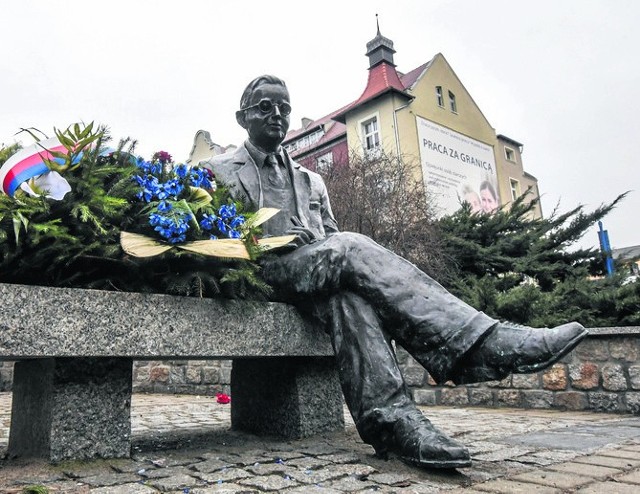 Ławeczka Rejewskiego - naszego najczęściej prześladowanego bohatera