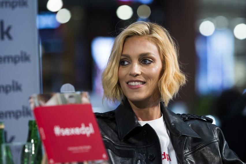 Kraków. Anja Rubik spotkała się z fanami promując książkę "SEXEDPL. Rozmowy Anji Rubik o dojrzewaniu, miłości i seksie"