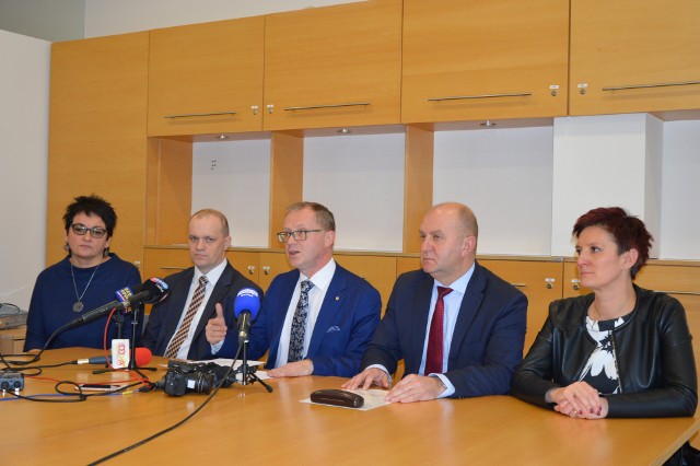 Od lewej: dyrektor Monika Jurek, pełnomocnik Marek Witek, wicemarszałek Roman Kolek, marszałek Andrzej Buła i dyrektor Agnieszka Okupniak.