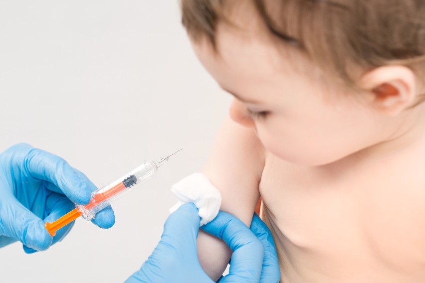 Prokuratura Regionalna w Szczecinie wszczęła śledztwo w sprawie szczepionek. Kto zawinił? Rodzice są zaniepokojeni
