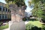 Dekomunizacja we Wrocławiu. IPN chce, żeby szkoła podstawowa usunęła pomnik orła