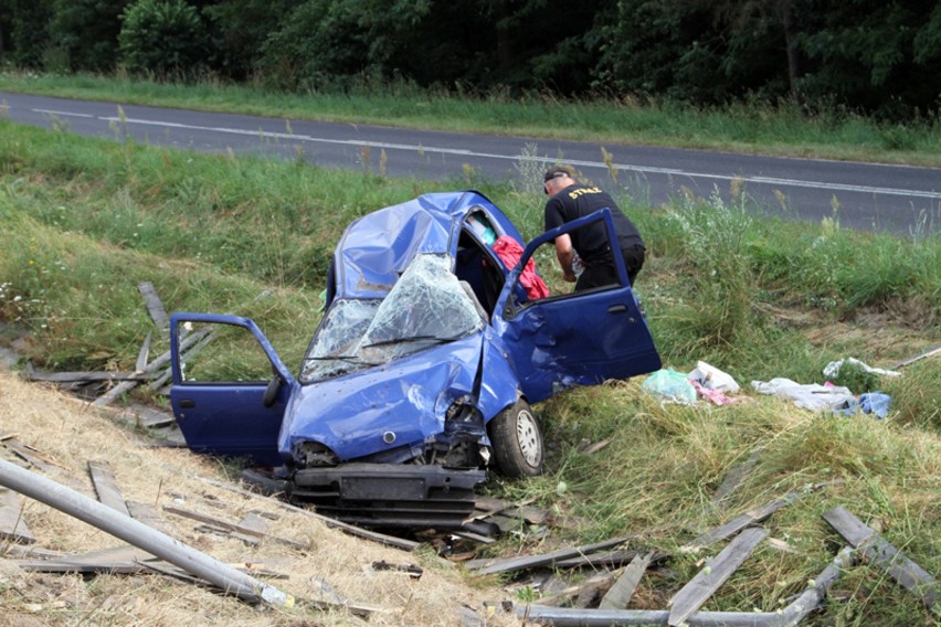 Wypadek na ,,trójce, seicento wypadło z drogi