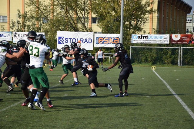 Green Ducks (biało-zielone stroje) zagrają w ćwierćfinale z ekipą Rhinos Wyszków (czarne stroje).