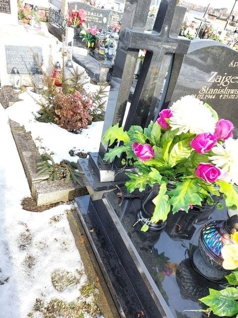 Zdewastowane groby na cmentarzu w Rybnej z powyrywanymi...