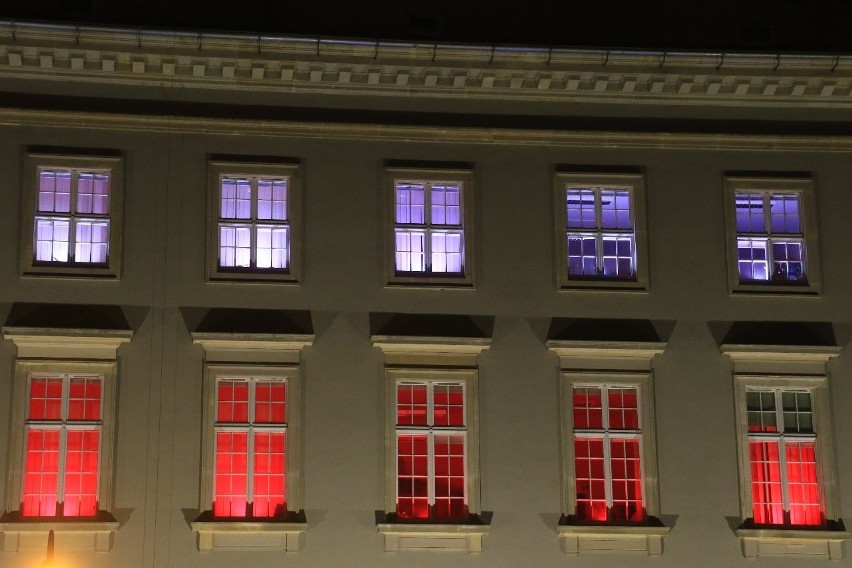 Biało-czerwona iluminacja Dolnośląskiego Urzędu Wojewódzkiego