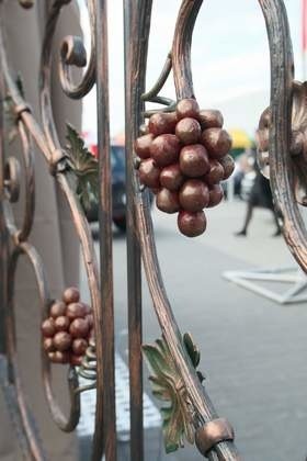 Kiść winogron na balustradzie przywodzi na myśl ciepłe śródziemnomorskie klimaty.