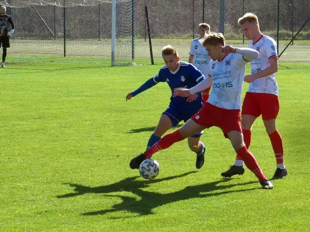 Wisła Sandomierz (biało-czerwony strój) zagra zimą osiem meczów sparingowych