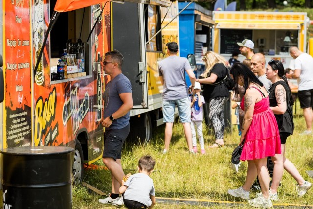 W Bydgoszczy odbywa się zlot foodtrucków. Organizatorzy zlotu przygotowali bogatą ofertę.