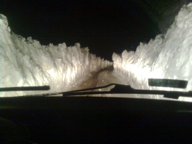 Śnieżny tunelu na tej drodze pod Ćmielowem. W poniedziałek utknął w nim autobus wiozący dzieci do szkoły 