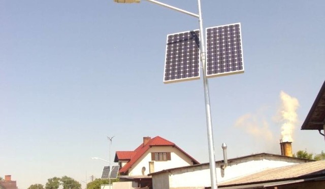 Lampy solarne są droższe, ale potem oznaczają oszczędności w gminnym budżecie