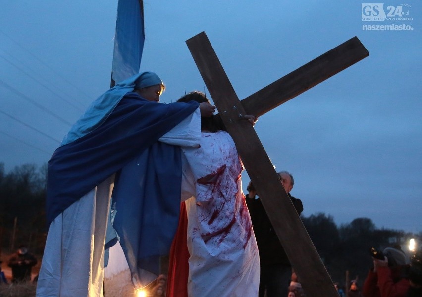 Wzruszająca inscenizacja drogi krzyżowej na Skolwinie