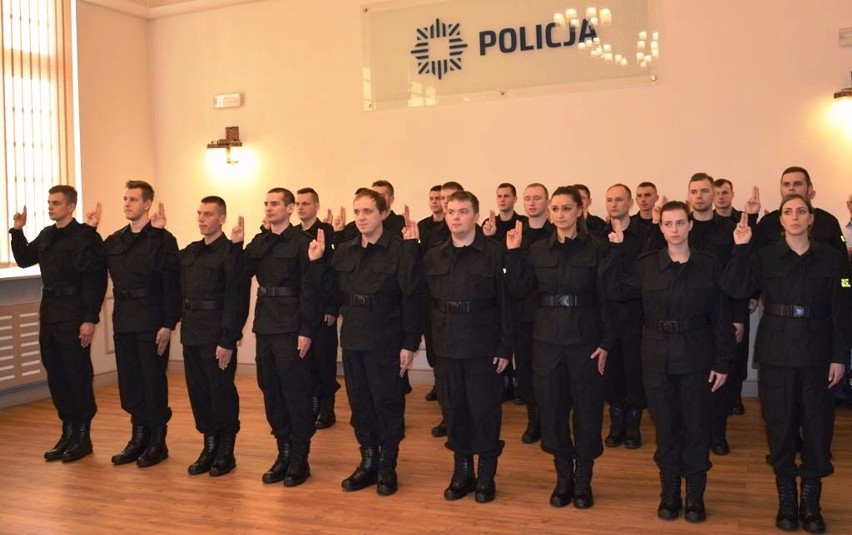 Ślubowanie nowych policjantów.