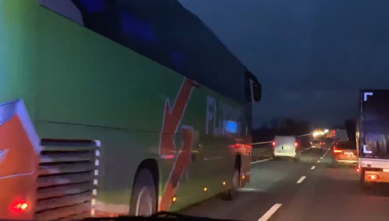 Autobus blokował karetkę na autostradzie A4 [FILM]