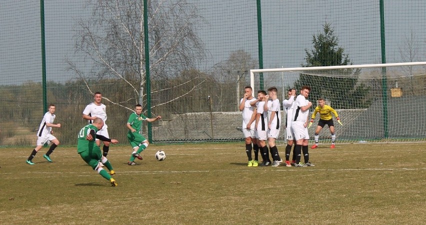 [ZDJĘCIA] Klimatyczna radomska klasa B! To były nietypowe derby w powiecie przysuskim 