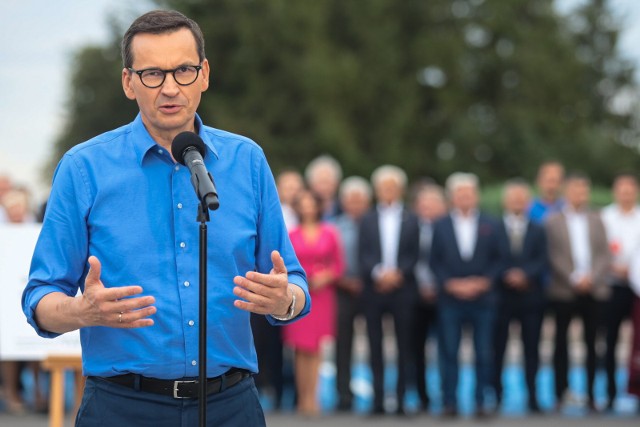 Premier w emocjonującym wpisie broni polskich funkcjonariuszy