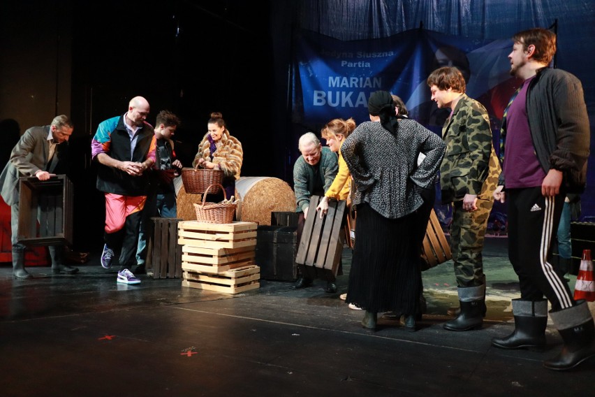 Nie siedź w domu: Wieś Głucha Dolna wystawia „Hamleta” na scenie Teatru Nowego