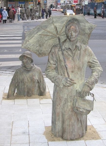 Rzeźby przy skrzyżowaniu ul. Świdnickiej i Piłsudskiego.